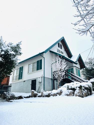 Kusu House | 一棟まるっと温泉別荘 天井高7ｍ 50インチ映画見放題 街まで車7分 湯布院30分 アニメ聖地10分