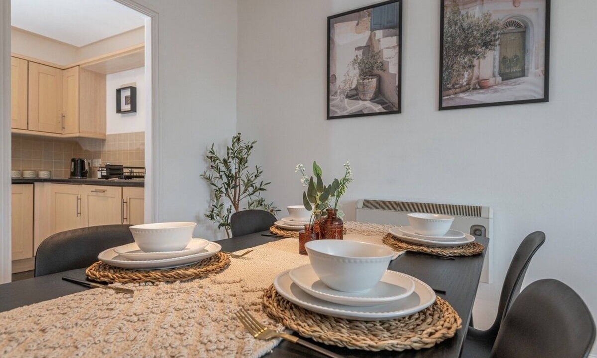 Morley Apartment | 3-Bed Apt near M62, Leeds, with Parking and Wifi,– Ideal for 6 Contractors