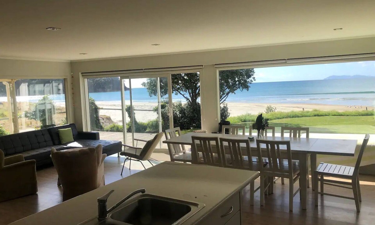 Waihi Beach House | Absolute beachfront! Sleeps 12+ Built 2011