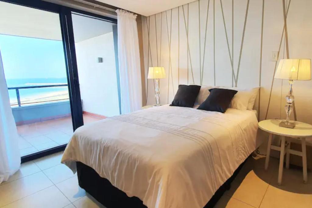 Durban Point Apartment | Accommodation Front - Elegant 4 Sleeper with Unbeatable Views