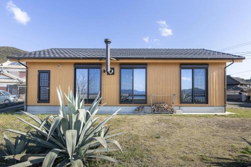 Kyushu House | Amakusa Retreat House,天草リトリートハウス大きな窓から海を一望,静かな港の前に建つ自然素材の貸別荘