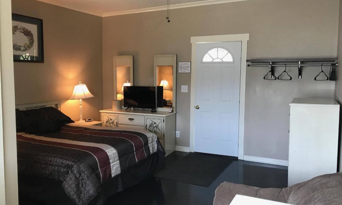 Conesus Hotel | Beachcomber Inn