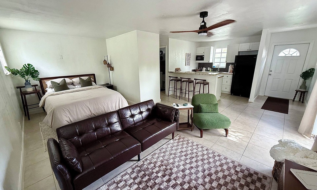 Lake Ridge Cottage | Charming backyard cottage in Ft Lauderdale w/backyard BBQ and fire pit
