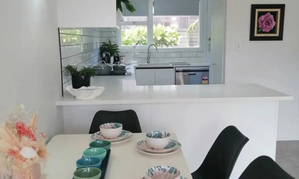 Takapuna House | Gorgeous 2 Bed Rooms & Garage Centre Takapuna