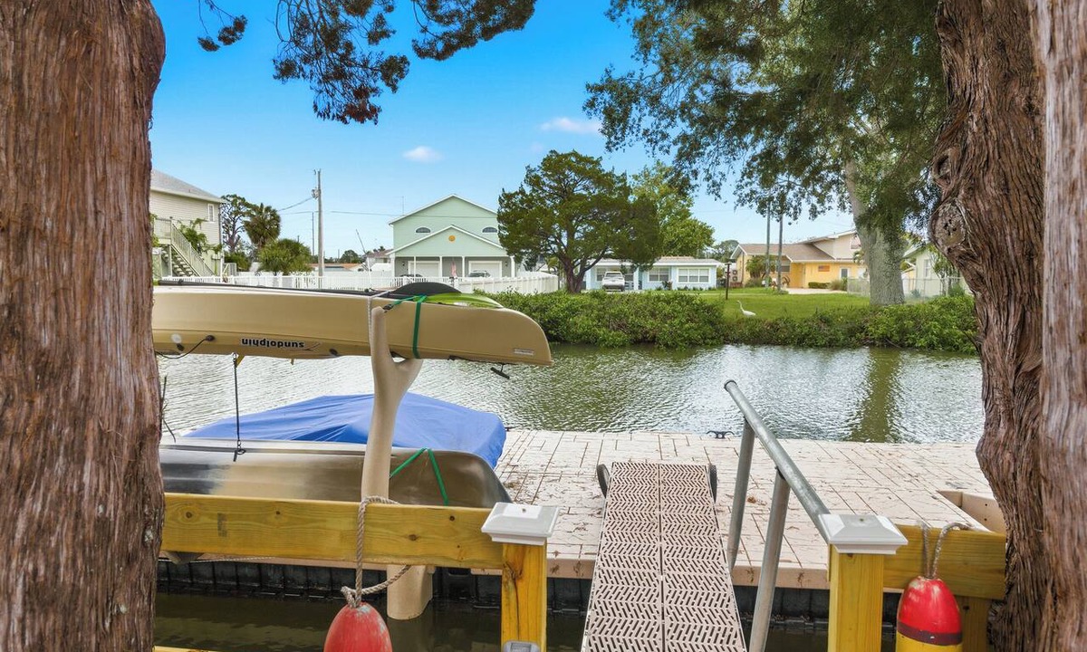 Hudson Beach Estates House | Gulf Front Paradise w/Kayaks & Paddle Boat!