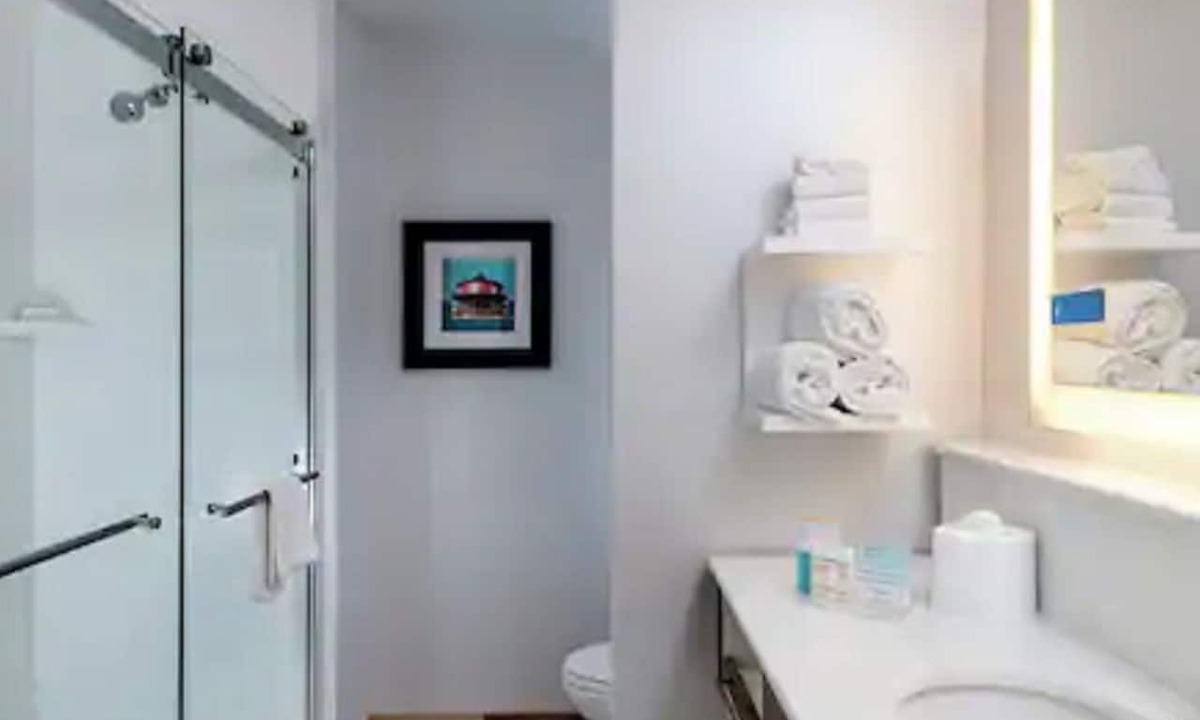 Baltimore Hotel | Hampton Inn Baltimore Bayview Campus