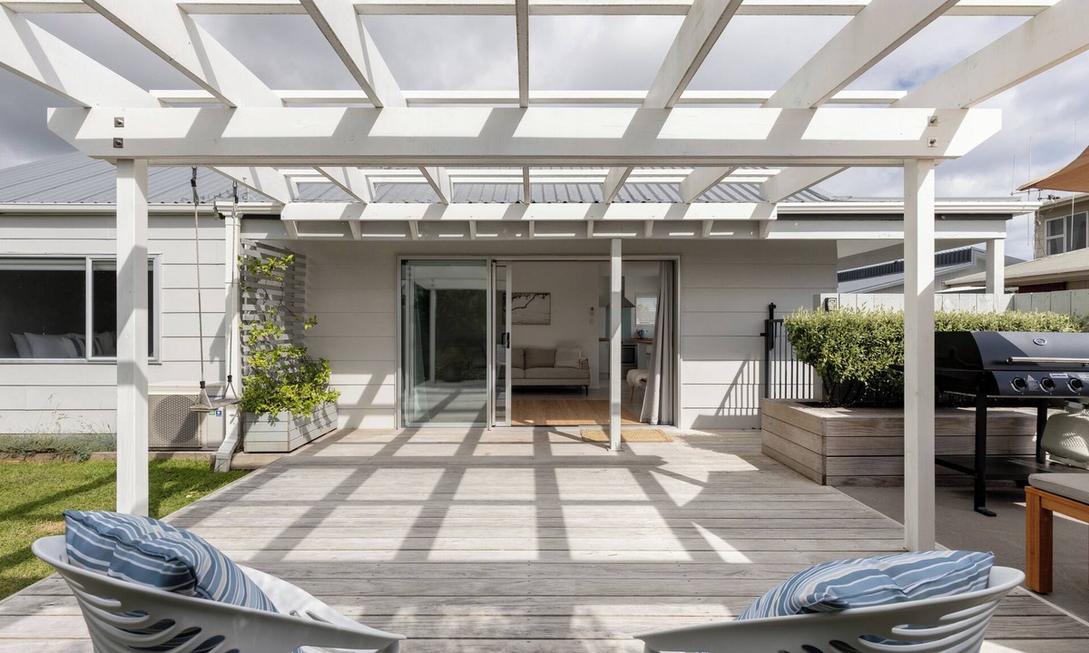 Mount Maunganui House | Hidden Gem - Private 2-Bedroom Family-Friendly Bach with Outdoor Deck