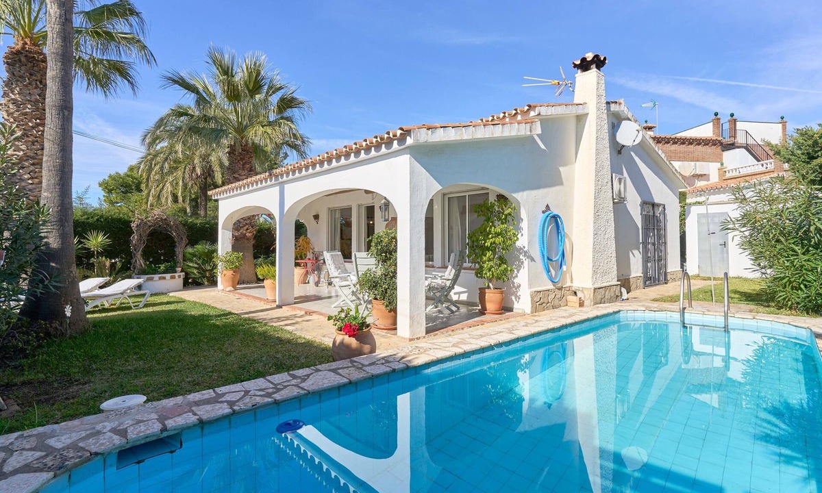 Caleta de Velez House | Holiday Home 'La Sirenita' with Sea Views, Wi-Fi and Air Conditioning