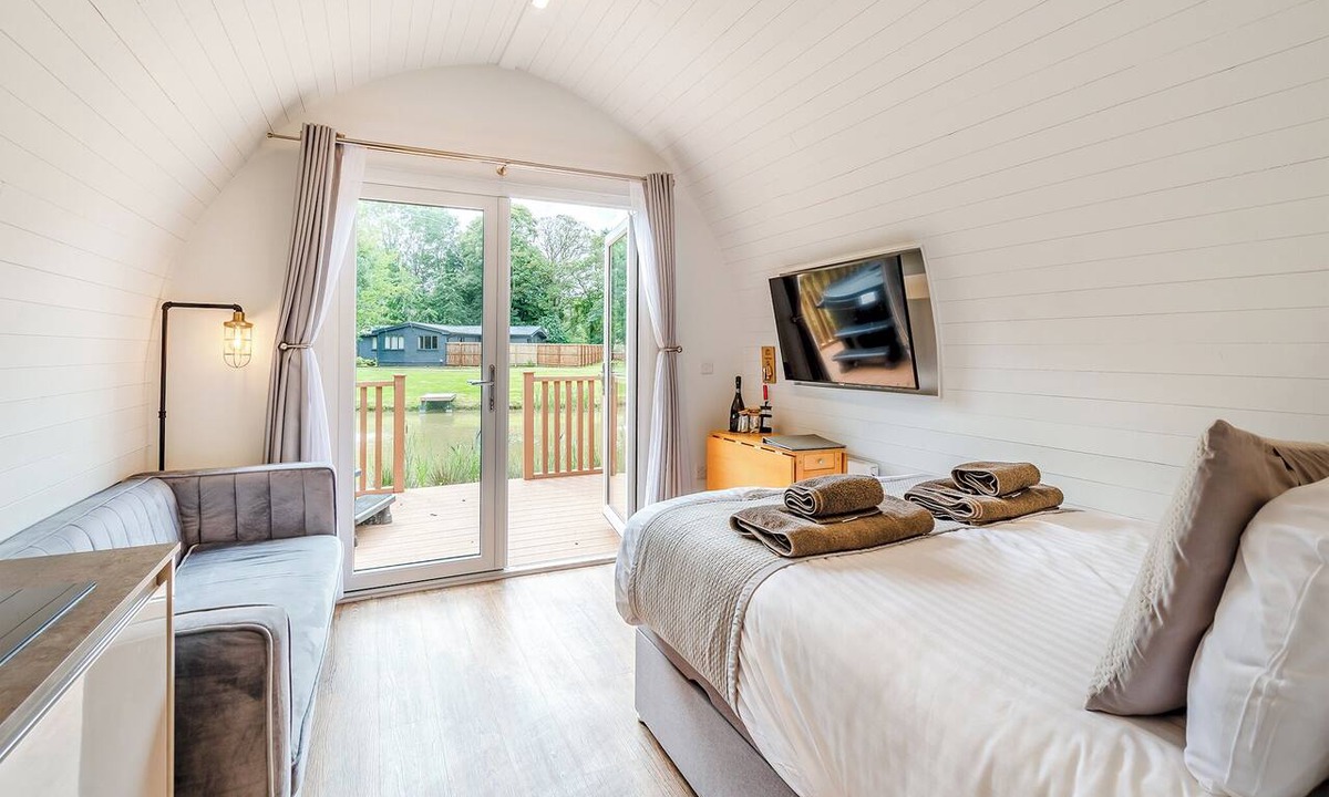 Cayton Ski Chalet | Lakeside Micro Lodge