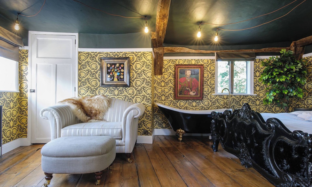 Saffron Walden Apartment | Luxury Rock & Roll Suite in Manor House