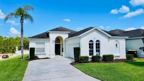 Calabay Parc House | Minutes From The Fun Pet Friendly