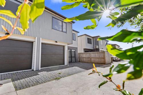 Papatoetoe House | Modern Townhouse with Parking nr Airport - Manukau
