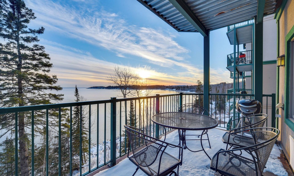 Two Harbors Condo | Pool Access: North Shore Gem Near Beaches & Trails