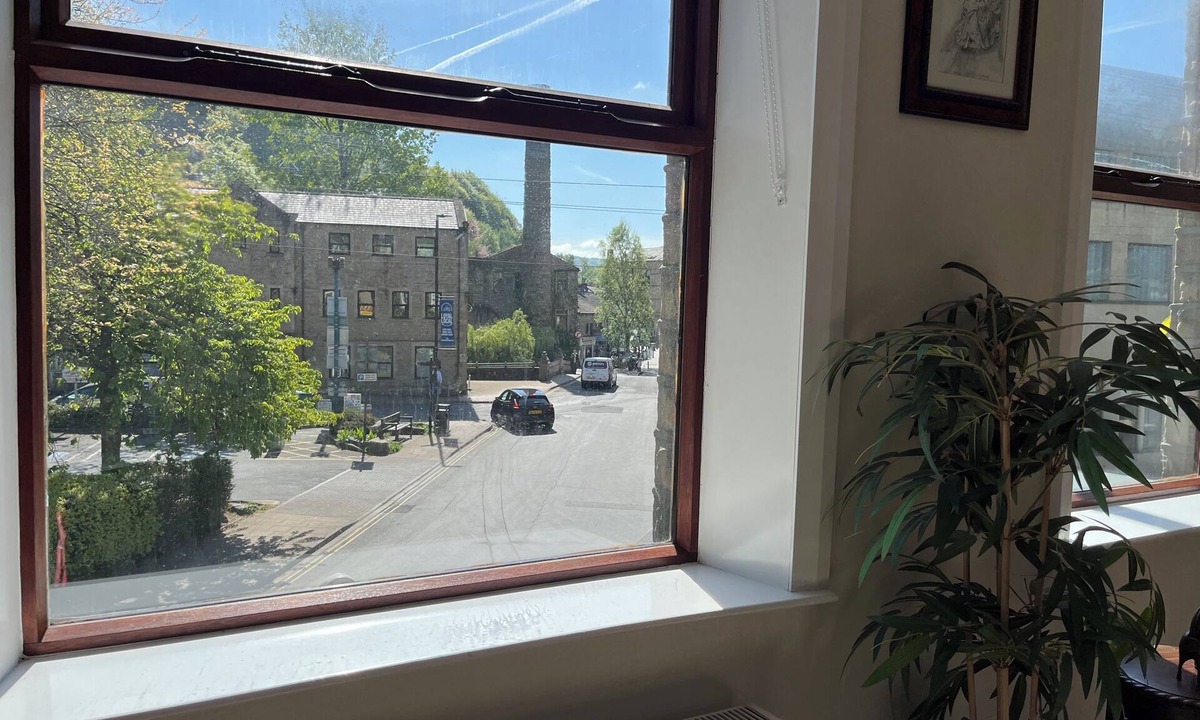Wadsworth Apartment | Royd Villas,Spacious &Quiet,Log Burner,Patio & TV bed in Centre of Hebden Bridge
