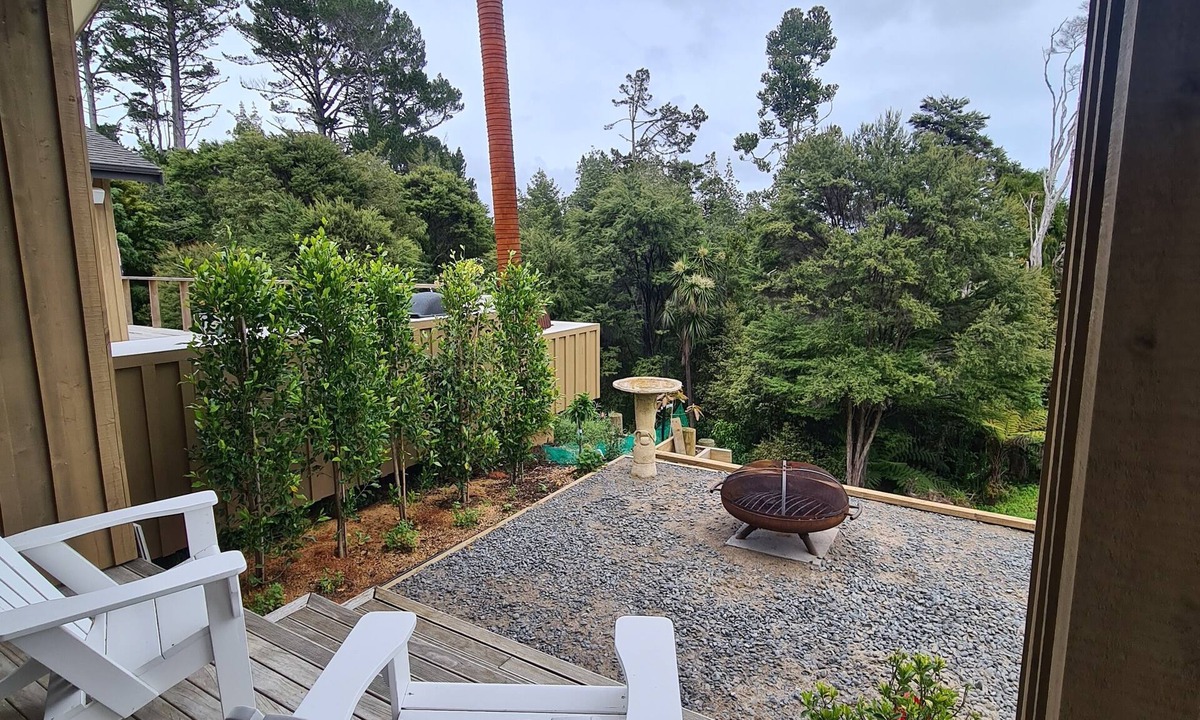 Snells Beach Bed & Breakfast | Sandspit Sanctuary. Surrounded by birdsong. Close to Matakana, Omaha and Marina