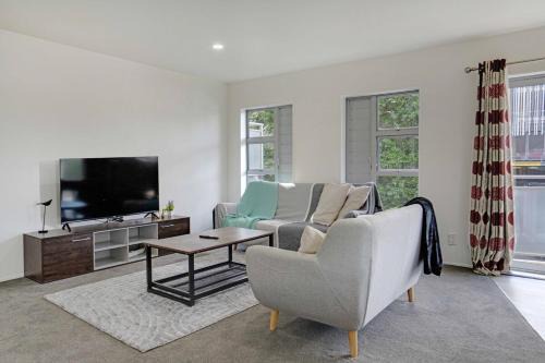 Grafton Apartment | Spacious 2BR Garage 1 Stop on train to Eden Park