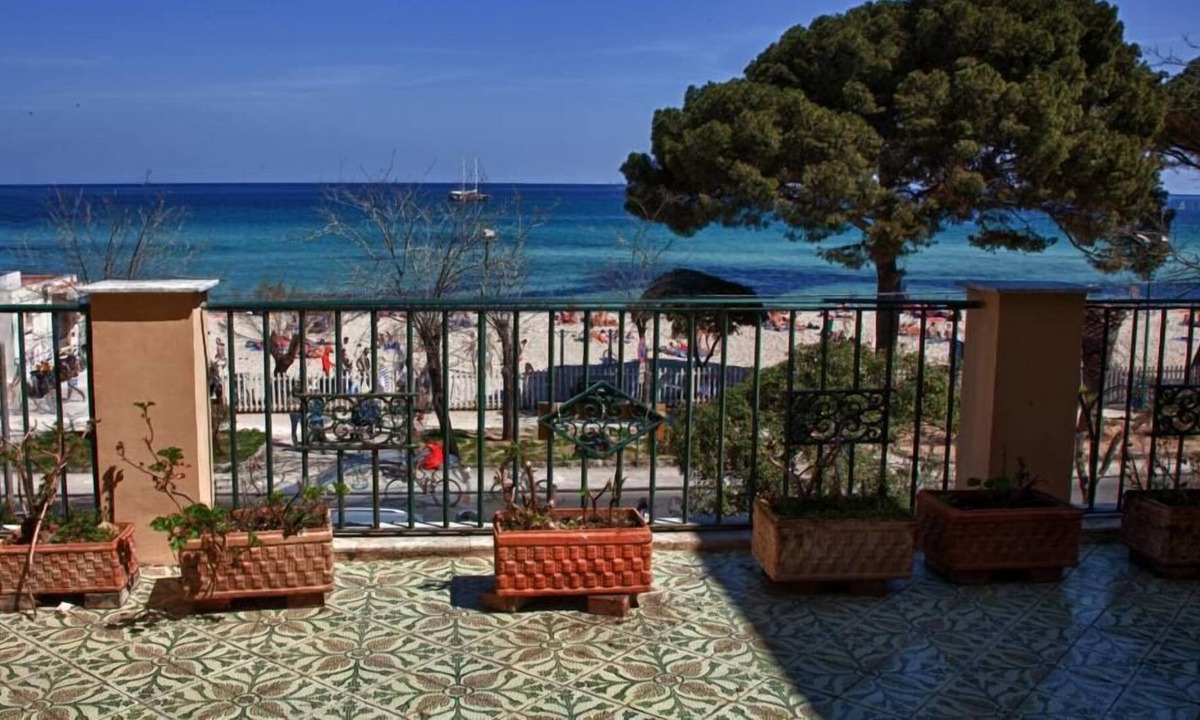 Mondello Villa | Splendid Liberty Villa with mediterranean garden in front of the Mondello white beach.