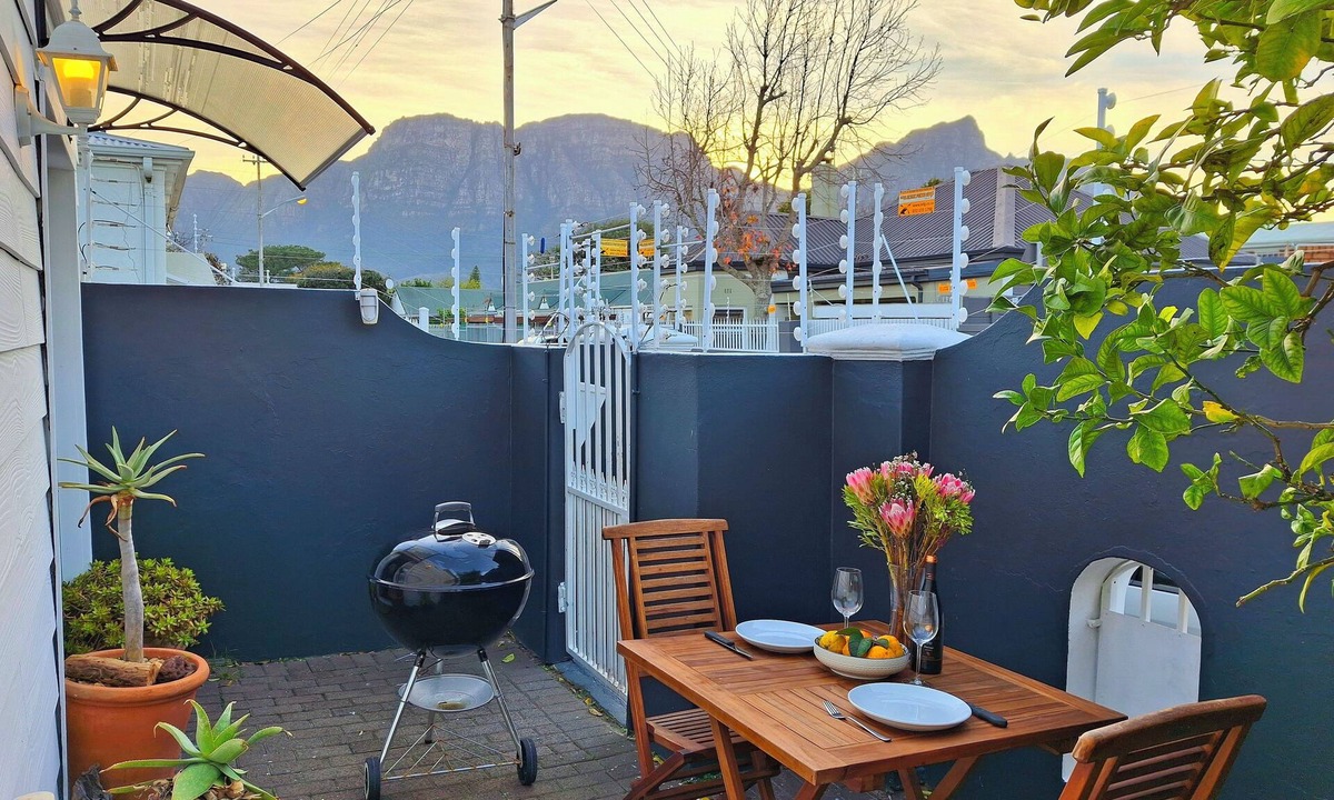 Claremont House | The Harfield Hideaway - Quaint 1-bedroom house in Harfield Village, Cape Town