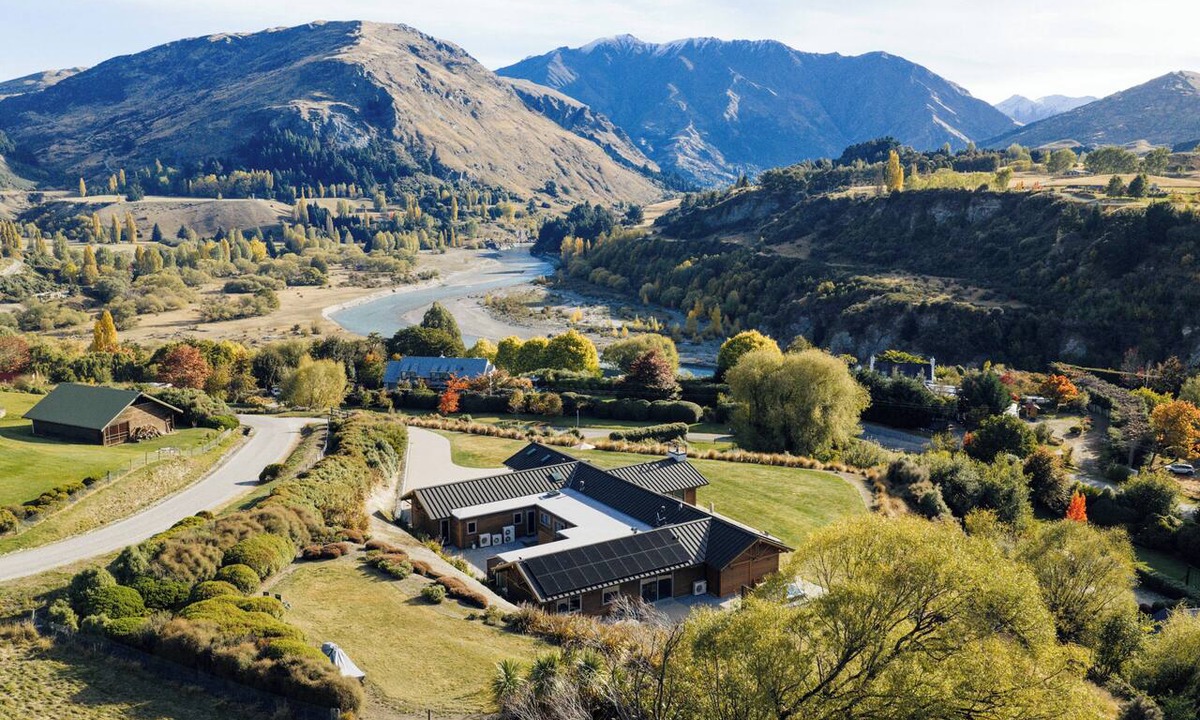 Lower Shotover Apartment | Tucker Beach Private, Exclusive Retreat for 1-4 people | Iconic Views | Spa pool
