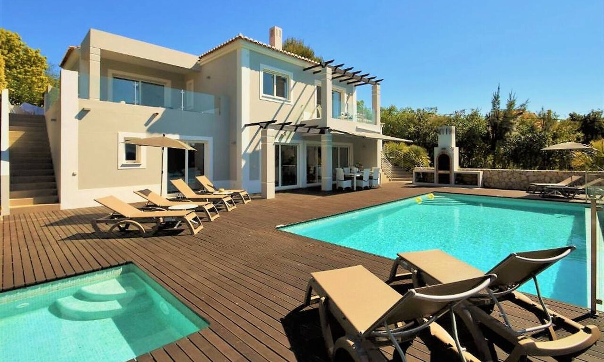 Carvoeiro House | Villa Louella 4 bed AC 10min walk beach Htd pool+child pool, games room, wifi.