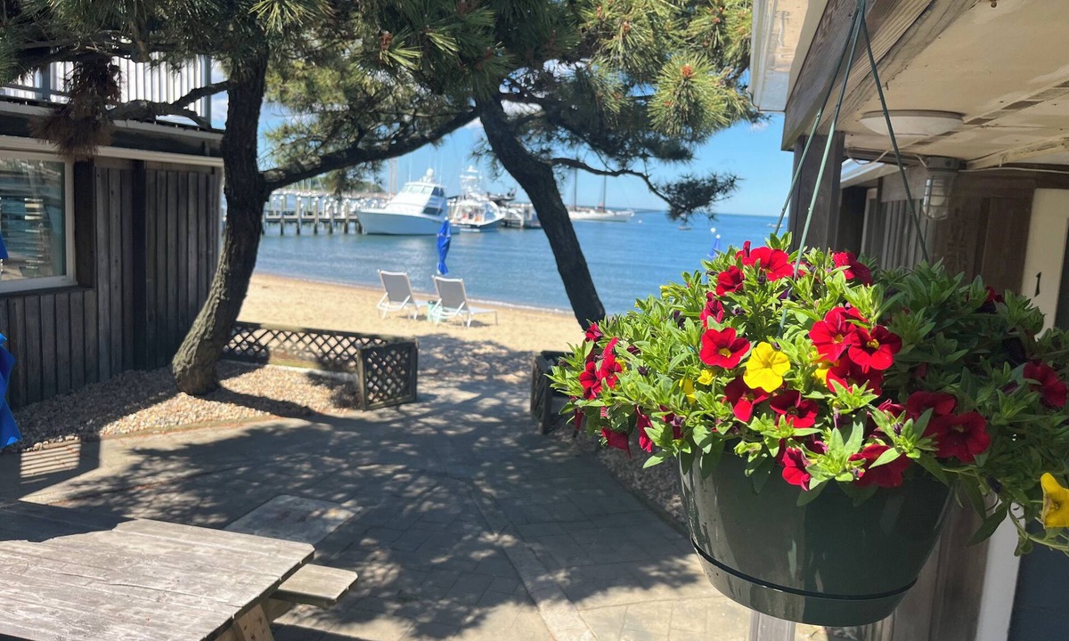 Vineyard Haven Hotel | Vineyard Harbor Motel - Private Beach