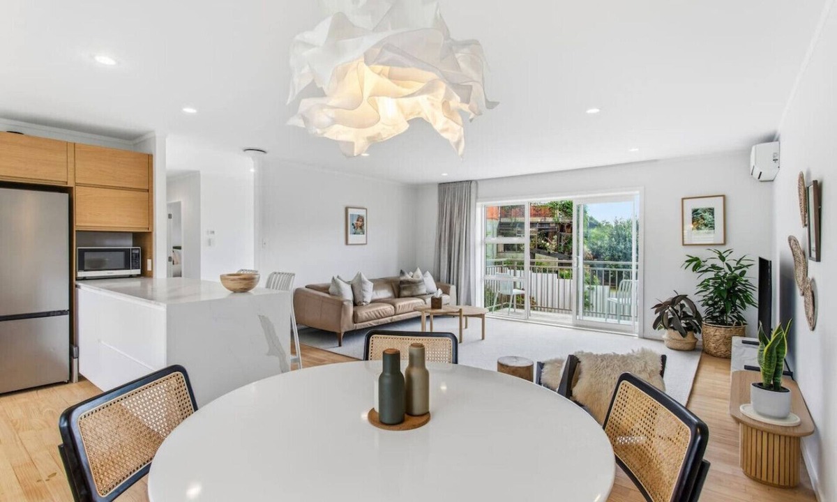 Remuera House | Water views, beautifully renovated. Quiet setting with lovely walks and cafes