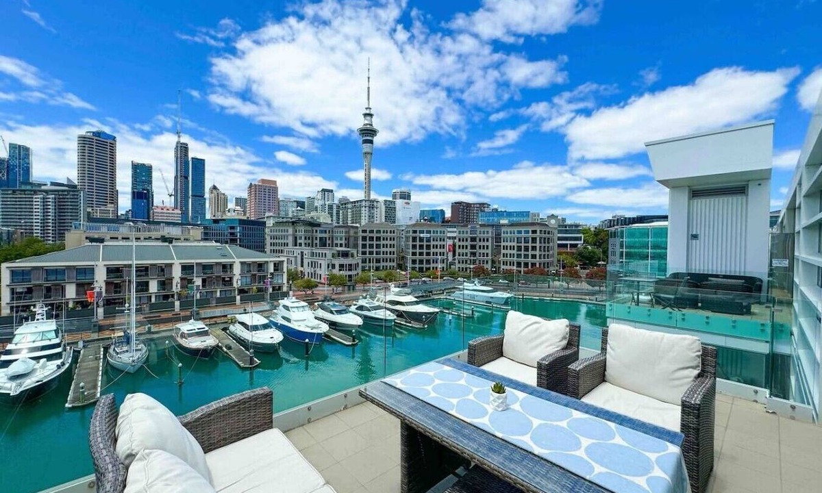 Auckland Central Business District Apartment | Waterfront Apartment with Sky tower & Harbour View