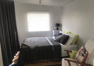 Central Oneroa Beach Village Cottage, Sunny Studio