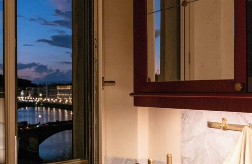 San Frediano Apartment | 2BR Iconic River Views Deluxe 16th Century Palazzo Fast WIFI Wine