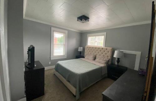 Dubuque House | 3bed 2bath nestled in cozy Grandview neighborhood