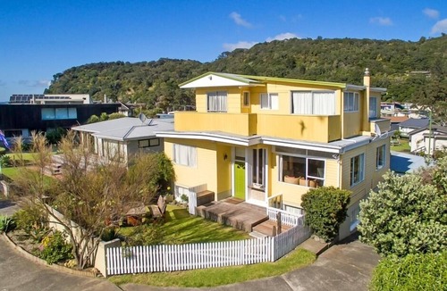 Waiwera House | Absolute Beachfront Holiday Home!