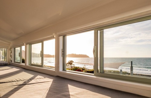 Onetangi House | Absolute beachfront position on Waiheke Island.