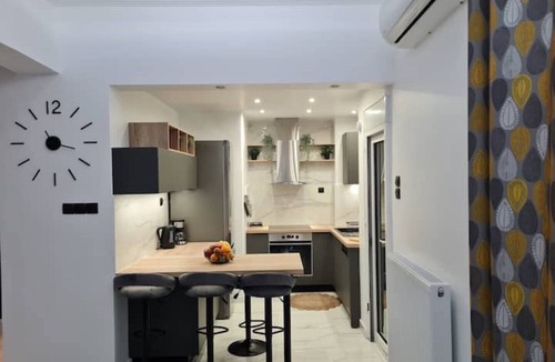 Makrigianni Apartment | Acropolis Lux 2 Bedroom Apt,CBD, H/TUB, fast Wifi-1min from Museum&Metro station