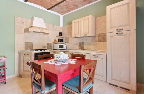 Foiano della Chiana Apartment | Agriturismo Santa Luce – 'Lavanda' Apartment with Shared Pool, Private Garden and Wi-Fi