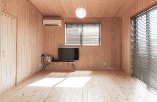 Kyushu House | Amakusa Retreat House,天草リトリートハウス大きな窓から海を一望,静かな港の前に建つ自然素材の貸別荘