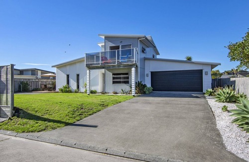 Ruakaka Cottage | AT THE BEACH - RUAKAKA HOLIDAY HOME, family friendly in Waipu