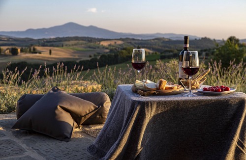 Montefollonico Villa | Authentic Tuscan Villa with infinity pool & stunning views of Val d'Orcia