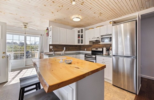 Savage Harbour Ski Chalet | Beachfront Sunrise Cottage - A haven of peace by the sea with breathtaking views