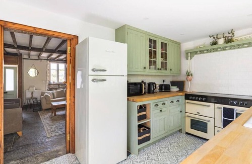 Broadwindsor House | Beamed Stone Cottage · Sleeps 4 · Wood Burner · Walk to White Lion, Broadwindsor