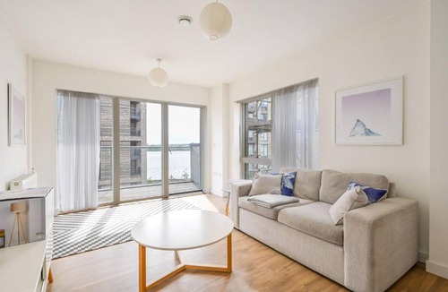 Newham Apartment | Beautiful and bright 2 bedroom flat with balcony