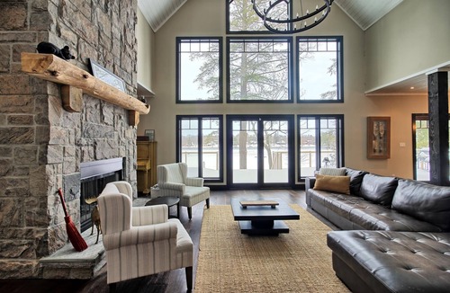 Bala Cottage | Beautiful open-concept cottage on Moon River! 10 Minute walk to Bala!