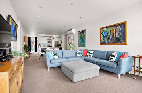 Auckland Central Business District Apartment | Beautiful, quiet, waterfront apartment, with pools, carparks and stunning views