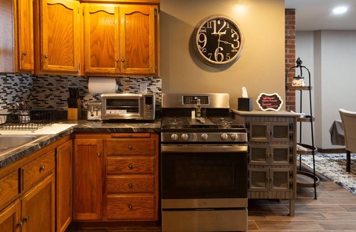 Dubuque House | Between Sundown & Chestnut Ski Resorts & 30 min from the Field of Dreams.