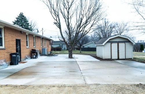 Dubuque House | Between Sundown & Chestnut Ski Resorts & 30 min from the Field of Dreams.