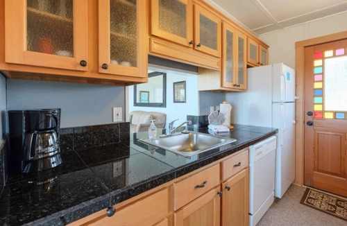 Nelscott House | Big beachfront deck, hot tub , picnic table & comfy patio chairs for families