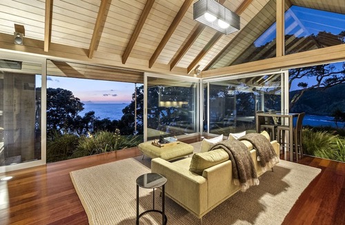 Taiharuru Cottage | Breathtaking Luxury Cottage for a Romantic Coastal Escape near Whangarei, North Island