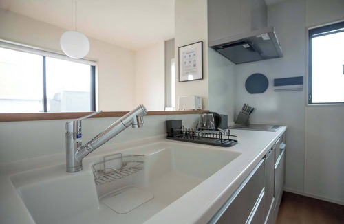 Ozu Apartment | Bright 4BR Home in Ozu Sleeps 11 by Restavio