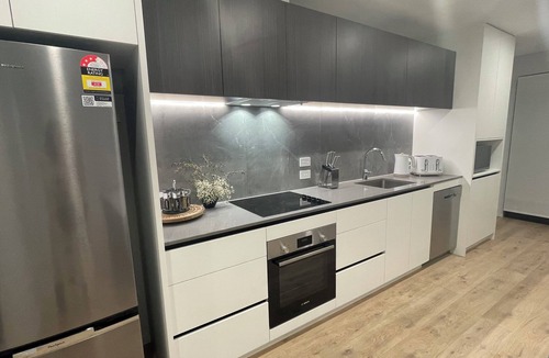 Albany Apartment | Central Albany, Popular modern 3 Beds +1 Carpark apartment