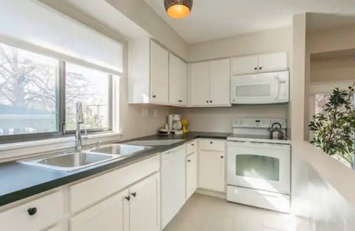 East Avenue Condo | Charming 2-bedroom condo with AC and WiFi in Rochester