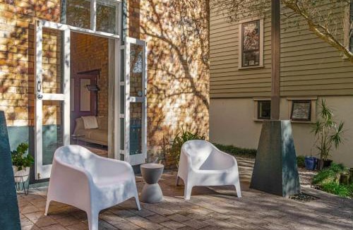 Newton Apartment | Chic City-Fringe Loft with Parking and Pool Table